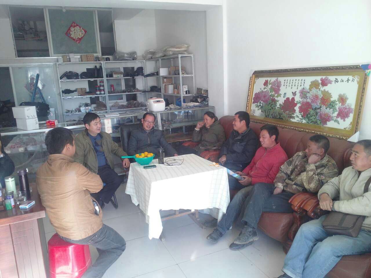 6.带队工作人员利用早晨空闲和机手座谈 (1).jpg